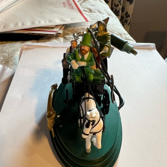 Hallmark Wizard of Oz. Horse of a different color. - Picture 6 of 11